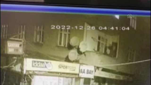 Avcılar'da ev sahibiyle tartışan kiracının boşalttığı evi yaktığı iddia edildi - Patlama anı