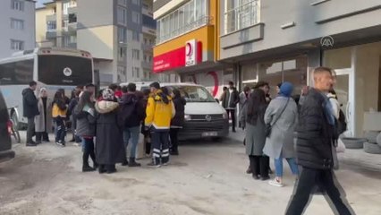 Gönüllüler yaşlıların evini temizleyip yemek yaptı