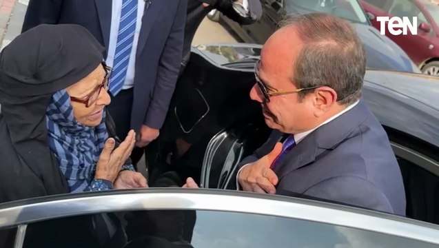 بدعيلك في كل وقت ربنا يستر طريقك.. سيدة مسنة تستوقف موكب الرئيس السيسي.. شاهد ماذا قالت له وكيف رد