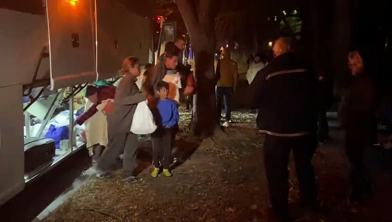 Governador enviou migrantes para casa de Harris. Casa Branca condena