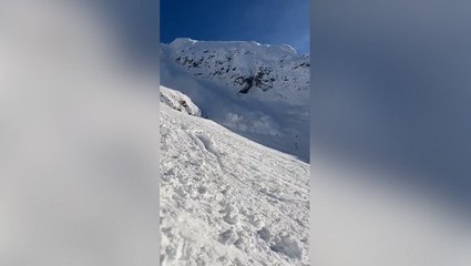 Video herunterladen: Moment skiers are engulfed by massive avalanche in Austrian mountains