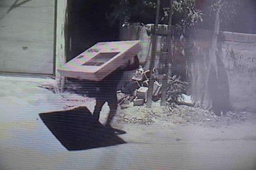 Beyaz eşya deposundan hırsızlık kamerada