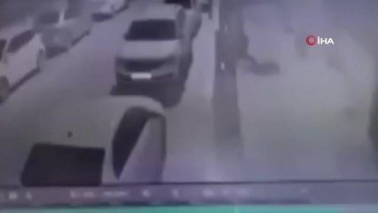 Komşularının duvarlarına tehdit sözleri yazıp dışkı süren kadın sınır dışı edildi