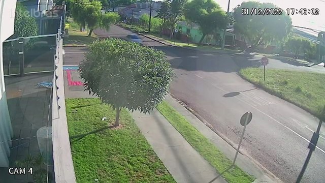 Câmera flagra capotamento no Bairro Coqueiral