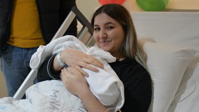 Yeni yılın ilk bebeği dünyaya geldi