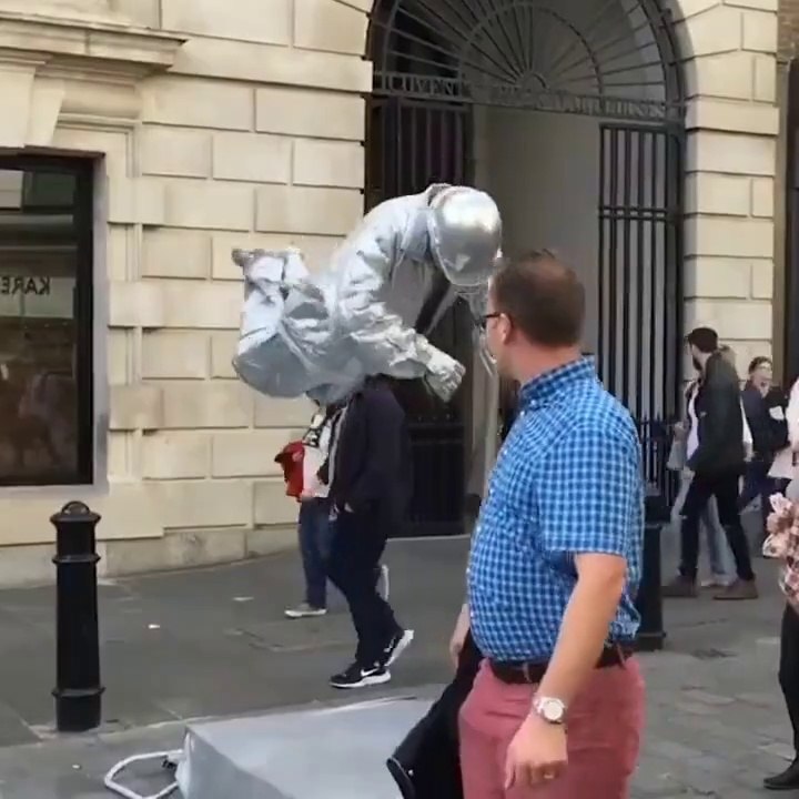 We must appreciate talented street art performers
