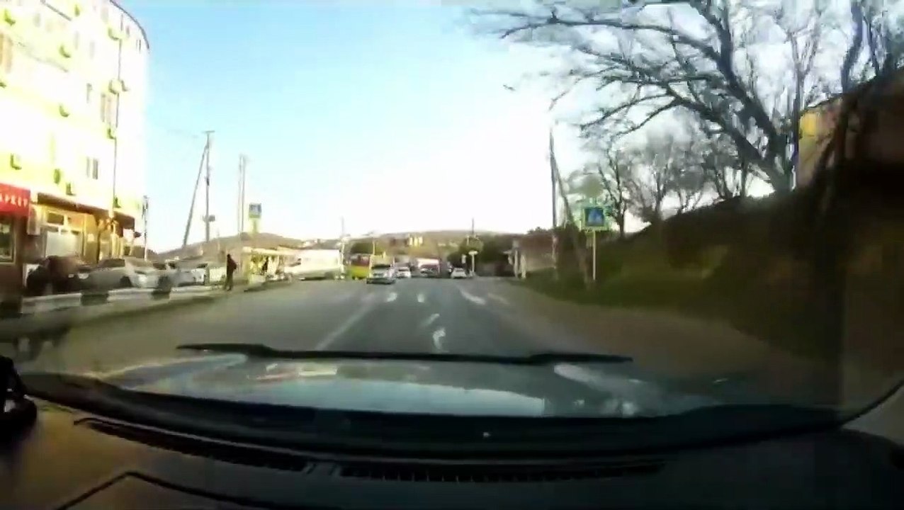 Ce conducteur va avoir beaucoup de chance, sa voiture un peu moins