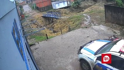Vídeo: viatura da PM cai em córrego durante perseguição