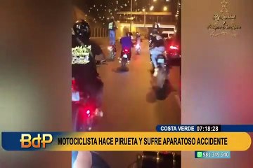 Desafió las reglas: motociclista maneja de espaldas y casi pierde la vida en la Costa Verde