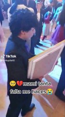 Joven bailó con el retrato de su madre fallecida el día de su graduación