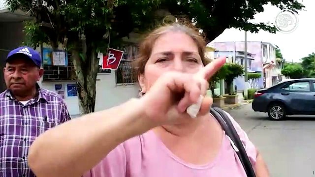 Bloquean en tres colonias de Coatzacoalcos por falta de luz