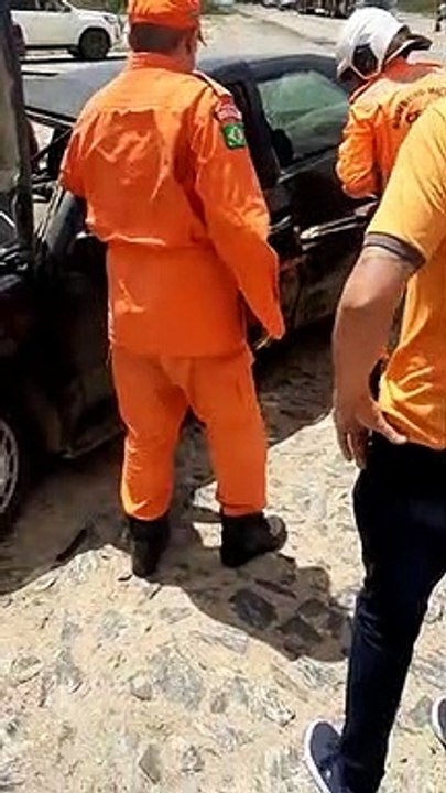 Bombeiros retiram motorista das ferragens após colisão em Canindé