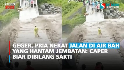 Geger, Pria Nekat Jalan di Air Bah yang Hantam Jembatan: Caper Biar Dibilang Sakti
