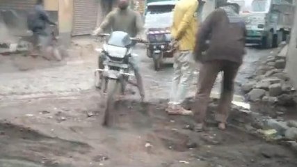 বীরভূমঃ প্রশাসন পারলো না! রাস্তা ঠিক হলো বেসরকারী উদ্যোগে