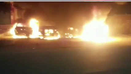 मथुरा: सड़क किनारे खड़ी गाड़ियों में अचानक लगी भीषण आग, देखें वीडियो