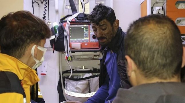 Uşak’ta evde çıkan yangında 1’i çocuk 3 kişi dumandan etkilendi