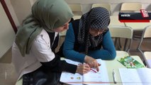 Mersin'de 73 yaşında okuma yazma öğrenen kadın takdir topladı