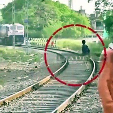 İntihar edecekmiş gibi raylara çıktı, küplere binen makinist tek tokatla yere serdi