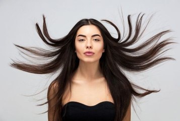 Cheveux en manque de volume ? Ce sérum sans rinçage les transforme dès la première utilisation