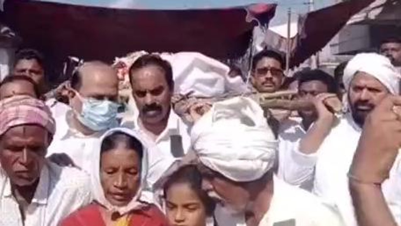 జడ్పిటిసి పాడె మోసిన ఎమ్మెల్యే.. శోకసంద్రంలో గ్రామం