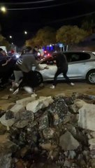 Jóvenes sacan de una rotonda un coche accidentado en Mataró