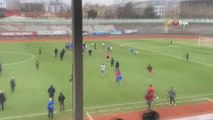 Sahaya inen kulüp başkanı rakip takımda oynayan futbolcuya saldırdı