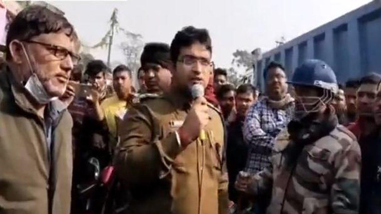ভয়ঙ্কর!পুলিশ ভ্যানই পিষে দিলো এক পুলিশ কর্মীকে,...