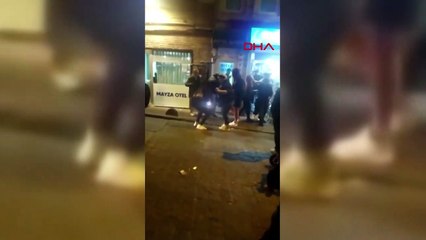 Sokak ortasındaki kavgayı çekirdek yiyerek izledi