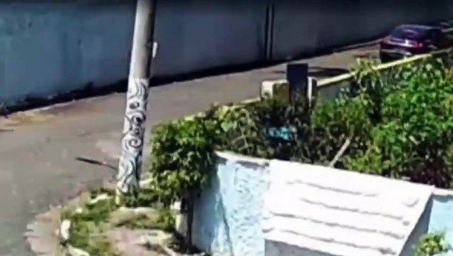 Carro de luxo é baleado por criminosos durante tentativa de assalto em SP