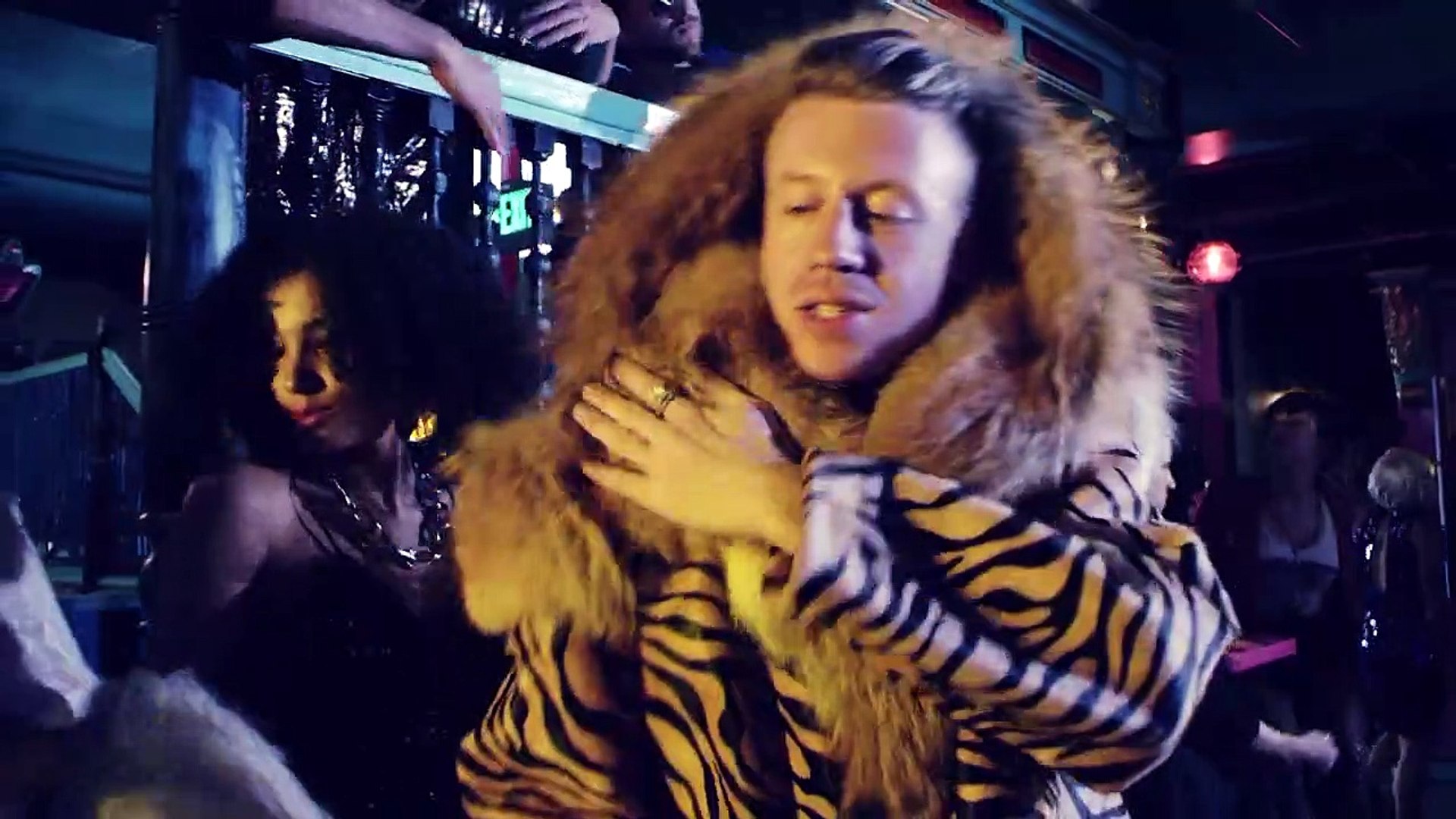 ⁣MACKLEMORE & RYAN LEWIS - THRIFT SHOP FEAT. WANZ