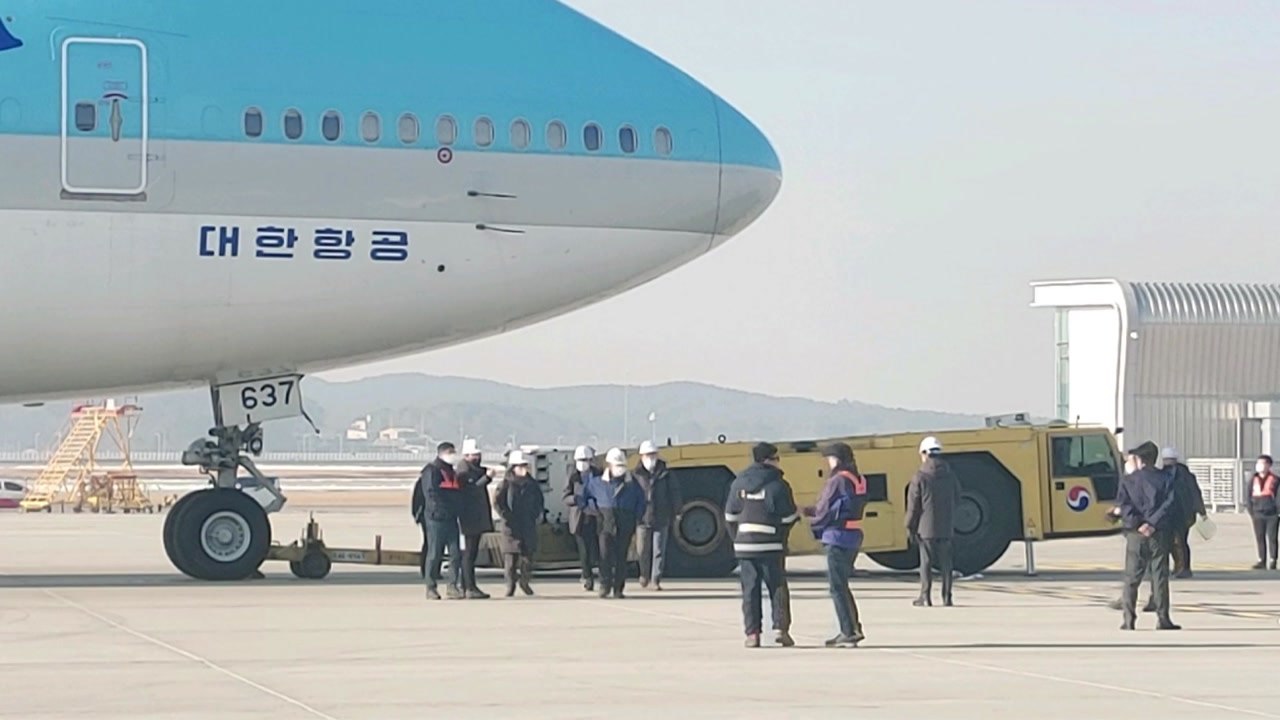 인천공항에서 여객기 견인 차량에 50대 노동자 깔려 숨져 / YTN