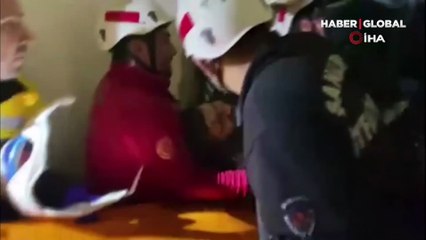 Bu da balyozlu kurtarma operasyonu! 5’inci katından havalandırma boşluğuna düştü