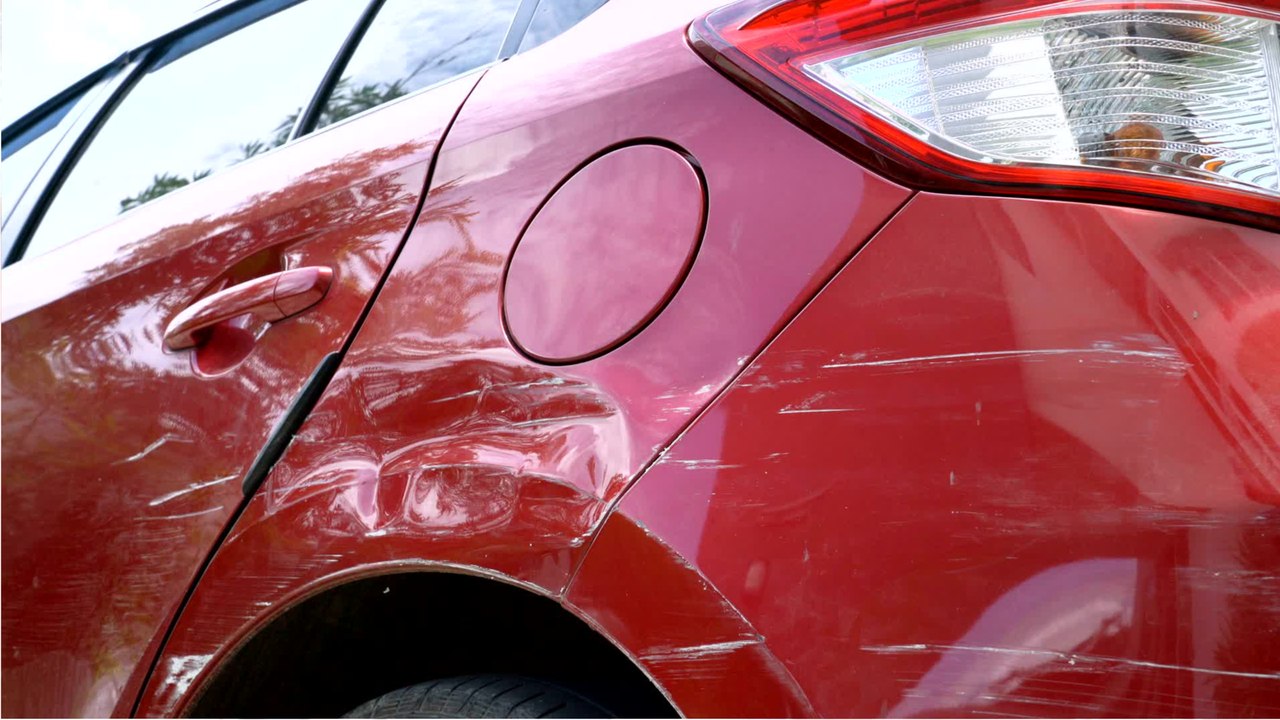 Böller und Chaoten: Wer zahlt für Silvesterschäden am Auto?