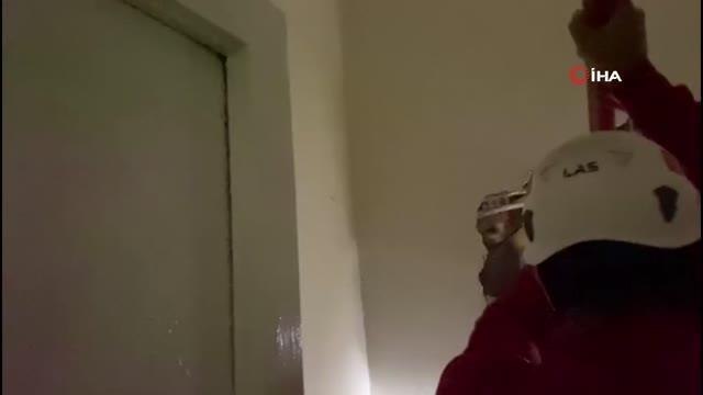Havalandırma boşluğuna düştü, yaralıyı duvarı balyozla kırarak kurtardılar
