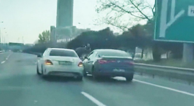 Basın Ekspres yolunda trafikte akılalmaz magandalık 