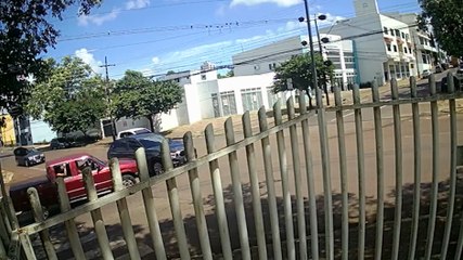 Vídeo mostra caminhonete avançando preferencial e batendo em BMW X3