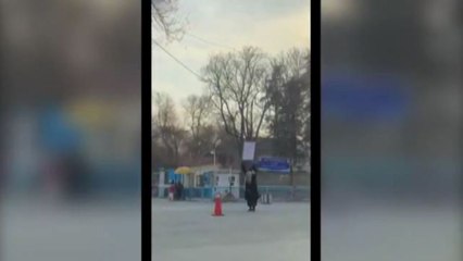 Una giovane afghana protesta da sola per il diritto allo studio