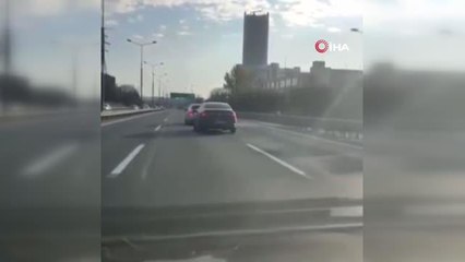 Basın Ekspres'te maganda dehşeti: Seyir halindeyken camdan sarkıp başka otomobile böyle saldırdı
