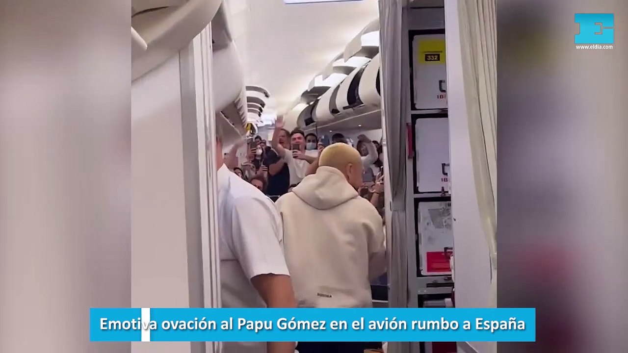 Emotiva ovación al Papu Gómez en el avión rumbo a España