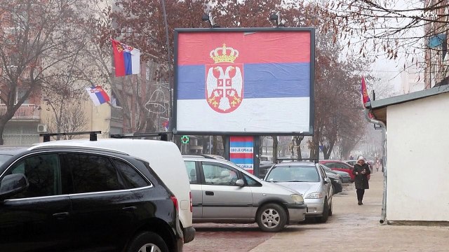Sérvios do Kosovo erguem barricadas em Mitrovica