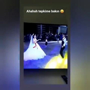 Düğünde damadın kız arkadaşları sahneye davet edilince...