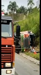 Carga de cerveja saqueada ao lado de corpo de caminhoneiro