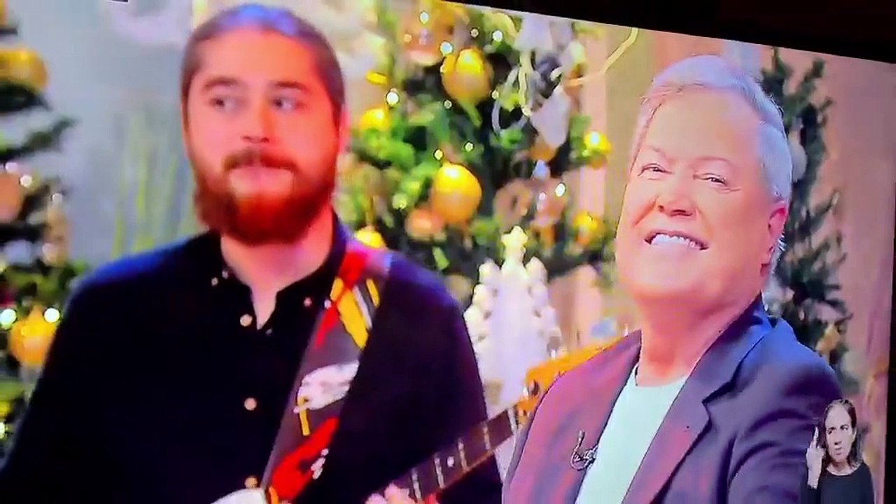 Marco Paulo deixa cair o em direto enquanto cant.. playback!