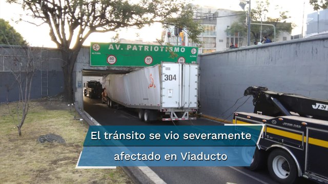 Tráiler queda atorado en Viaducto Miguel Alemán bajo el puente de Patriotismo 