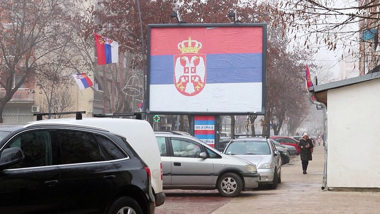 Pulverfass Kosovo - militante Serben errichten neue Barrikaden im geteilten Mitrovica