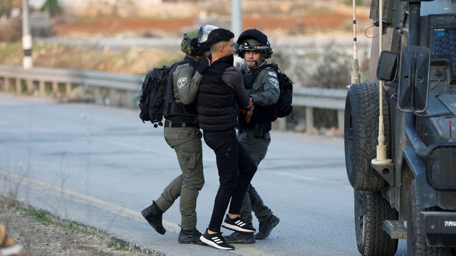 الاحتلال يعتدي على مسيرة فلسطينية منددة باحتجاز جثامين