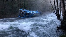 Retiran los restos del autobús que se precipitó en el río Lérez​​​​​ en Nochebuena
