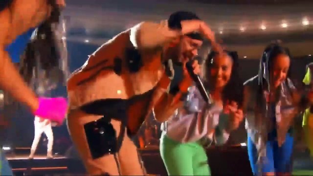 Soolking chante Suavemente avec Kendji Girac lors de la finale du Top 14