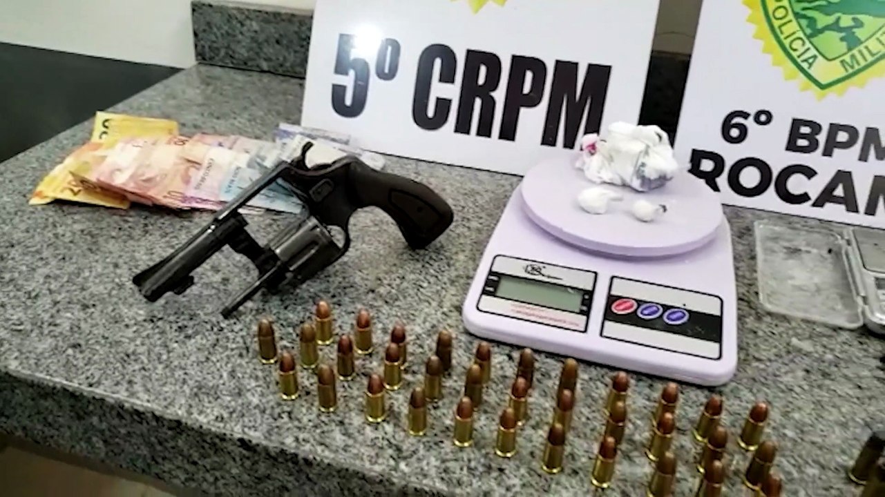 Homem em posse de armas, munições e drogas é preso pela PM