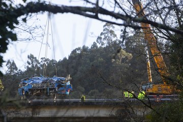 Las imágenes de la retirada del autobús del río Lérez de Pontevedra